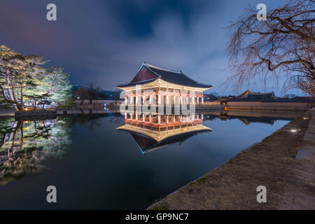 Reflexion des Gyeongbokgung Palace in der Nacht in Seoul, Südkorea. Stockfoto