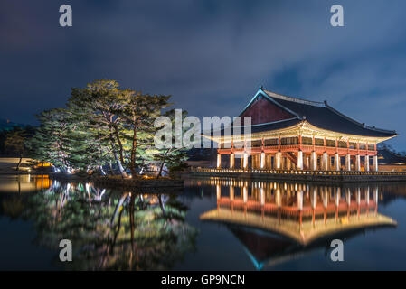 Korea, Gyeongbokgung Palast bei Nacht in Seoul, Südkorea. Stockfoto