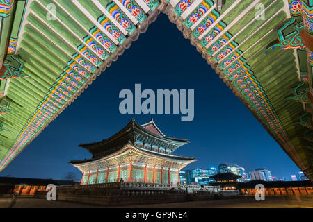 Korea, Gyeongbokgung Palast bei Nacht in Seoul, Südkorea Stockfoto