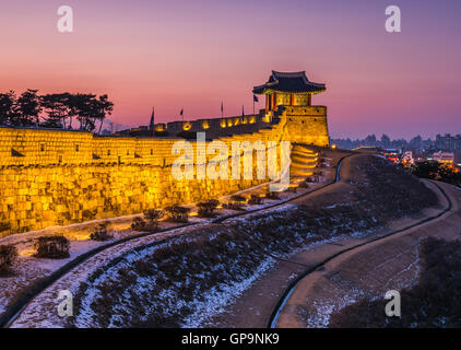 Korea, Sonnenuntergang in Hwaseong-Festung in Suwon, Südkorea. Stockfoto