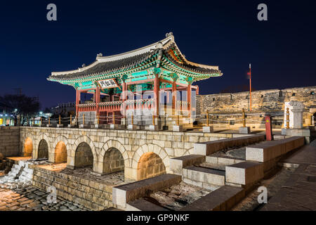 Korea, Hwaseong Festung, die traditionelle Architektur von Korea in Suwon in der Nacht Stockfoto