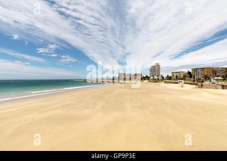 Ein langer tiefen Schoß mit Weitwinkel, der lange Strand, Meer und ein Teil der Stadt zu sammeln. Stockfoto