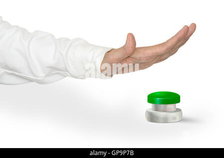 Ein Mann, eine große grüne Start/Stop/Alarm-Taste mit der Handfläche der Hand schieben Stockfoto