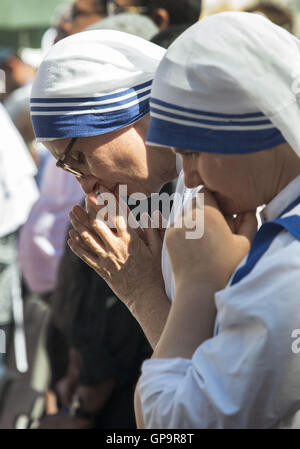 Mutter Teresa Schwestern im Gebet während der Heiligsprechung von St. Teresa von Kalkutta Stockfoto