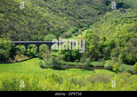 Monsal Kopf-Viadukt, eine bekannte Sehenswürdigkeit in der Nähe von Bakewell im Peak District National Park. Stockfoto