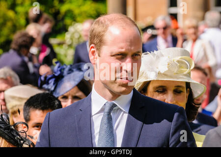 HILLSBOROUGH, NORDIRLAND. 14. Juni 2016: Prinz Williiam, The Duke Cambridge chats für Gäste der Secretary Of State Ann Stockfoto