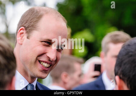 HILLSBOROUGH, NORDIRLAND. 14. Juni 2016: Prinz Williiam, The Duke Cambridge chats für Gäste Stockfoto