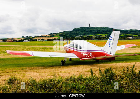 G-BOAH Piper PA-28-161 Warrior II (1984) auf dem Rasen in Newtownards Flugplatz. Stockfoto