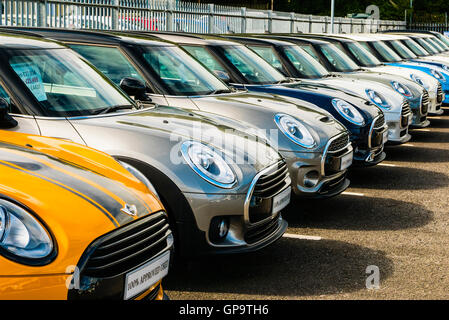 Vorplatz der Mini Händler Showroom mit vielen zugelassenen gebrauchten Minis zum Verkauf. Stockfoto