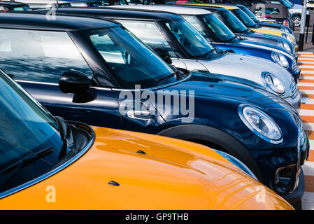 Reihe von Minis zum Verkauf auf dem Vorplatz des Mini Händler Showroom. Stockfoto