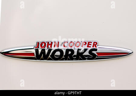 Mini John Cooper Works-Abzeichen auf einem weißen Pfeffer-Auto Stockfoto