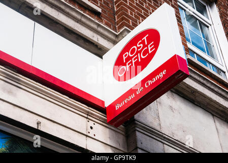 Melden Sie sich für einen britischen Post und Bureau de Change Stockfoto