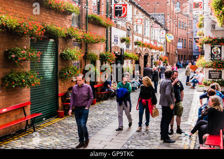 Kunden genießen Getränke außerhalb der Duke of York Pub in Belfast Stockfoto