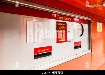 Briefkasten an einer wichtigsten Royal Mail Office, einschließlich Boxen für frankierte und gestempelte Post sortieren. Stockfoto