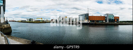 Titanic Belfast, Harland und Wolff Krane, Titanic Studios und der SSE-Arena gesehen über den Fluss Lagan, Belfast. Stockfoto