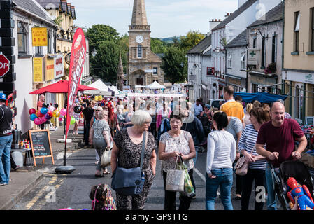 Menschenmengen füllen die Straßen von Ballycastle, während der jährlichen Auld Lammas Fair, die älteste Messe der Welt. Stockfoto