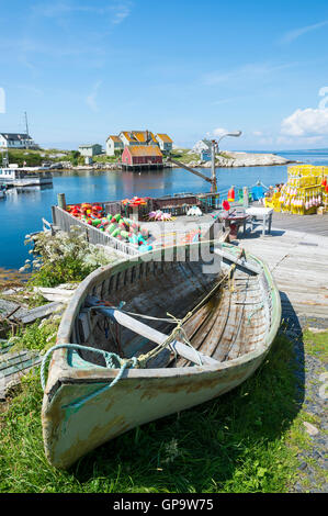 Verfallenes altes Fischerboot stützt sich auf das felsige Ufer eines Fischerdorfes in Peggys Cove, in Halifax, Nova Scotia, Kanada Stockfoto