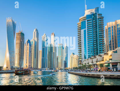 Skyline von Dubai Marina und den Hafen Dubai Stadt Vereinigte Arabische Emirate VAE mittlere Osten Stockfoto