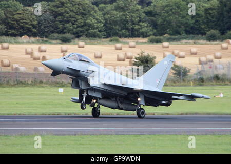 ZK352, ein Eurofighter Typhoon FGR4 von der Royal Air Force kommt in Prestwick Airport für die Scottish International Airshow. Stockfoto