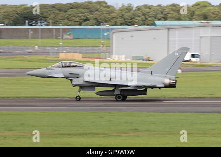 ZK352, ein Eurofighter Typhoon FGR4 von der Royal Air Force kommt in Prestwick Airport für die Scottish International Airshow. Stockfoto