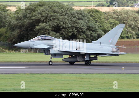 ZJ930, ein Eurofighter Typhoon FGR4 von der Royal Air Force kommt in Prestwick Airport für die Scottish International Airshow. Stockfoto