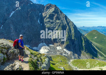 Weibliche Wanderer Wanderer mit roten Rucksack bei Nid d ' Aigle über Chamonix-Mont-Blanc Stockfoto