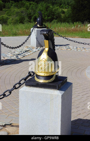 Kürassier Helm auf einem Sockel in Borodino, Russland Stockfoto