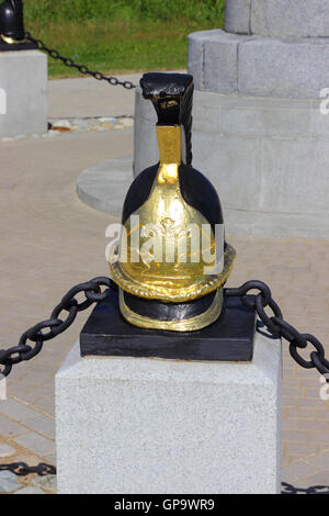 Kürassier Helm auf einem Sockel in Borodino, Russland Stockfoto