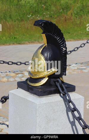 Kürassier Helm auf einem Sockel in Borodino, Russland Stockfoto