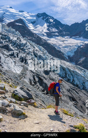 Weibliche Walker Miex Gletscher nähert. Mont-Blanc, Chamonix Stockfoto