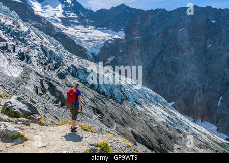 Weibliche Walker Miex Gletscher nähert. Mont-Blanc, Chamonix Stockfoto