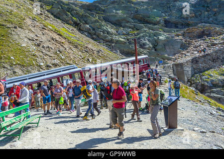 Massen der Wanderer, Bergsteiger und Touristen an der Nid d ' Aigle, Mont Blanc Tramway, Chamonix, Frankreich Stockfoto