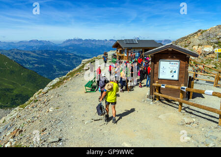 Massen der Wanderer, Bergsteiger und Touristen an der Nid d ' Aigle, Mont Blanc Tramway, Chamonix, Frankreich Stockfoto