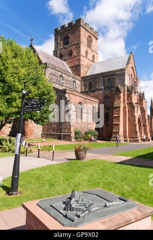 1/16 scale Modell des Klosters mit Carlisle Cathedral im Hintergrund, Cumbria, England, Großbritannien Stockfoto