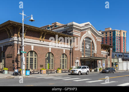 Bahnhof, Metro-North und Amtrak, in der Innenstadt von Yonkers, New York tätig. Stockfoto