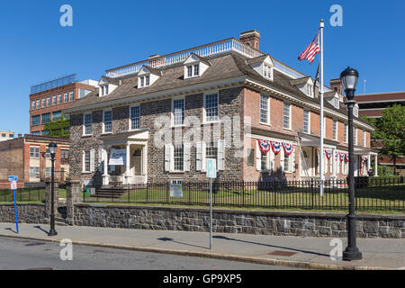 Der historische Kolonialzeit Philipse Manor Hall in der Innenstadt von Yonkers, New York. Stockfoto