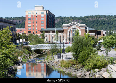 Der Säge-Mühle-Fluss in Van Der Donck Park führt zum Bahnhof in Yonkers, New York. Stockfoto