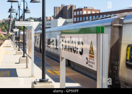 Eine Metro-North Hudson Line Zug Richtung Norden aus dem Bahnhof in Yonkers, New York. Stockfoto