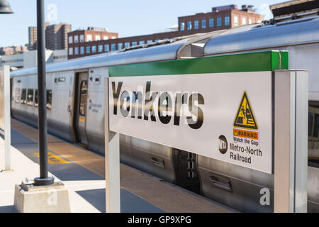 Ein Metro-North Hudson Line-Zug wartet auf die Station in Yonkers, New York zu fahren. Stockfoto