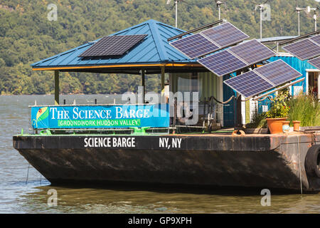 Die Wissenschaft Barge ökologischen Bildungszentrum verankert auf dem Hudson River an der Uferpromenade von Yonkers, New York. Stockfoto