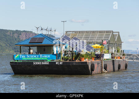 Die Wissenschaft Barge ökologischen Bildungszentrum verankert auf dem Hudson River an der Uferpromenade von Yonkers, New York. Stockfoto