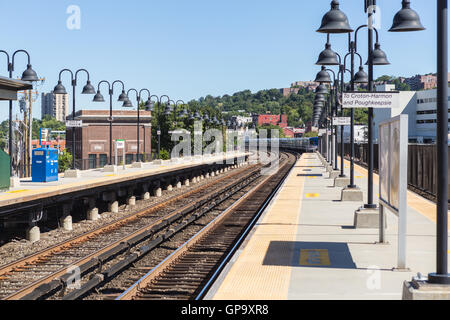 Ein Metro-North Hudson Line-Zug Richtung Norden verschwindet aus dem Blickfeld nach Verlassen des Bahnhofs in Yonkers, New York. Stockfoto