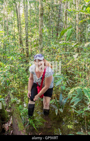 Europäische Blonde Frau Exploring The Jungle Sumpf im Cuyabeno Nationalpark, Südamerika Stockfoto