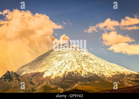 Ausbruch von Aschewolken aus Cotopaxi Vulkan in Ecuador, Südamerika Stockfoto