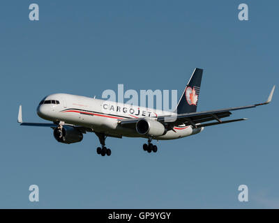 Cargojet Airways Boeing 757 C-FGKJ Air Cargo Frachter Endanflug zur Landung Flughafen Calgary, Kanada Stockfoto