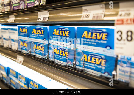 Über den Counter Schmerzmittel Aleve auf einem Regal in einer Apotheke Stockfoto