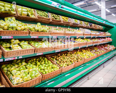 Frisches Obst auf Regal im Supermarkt Stockfoto