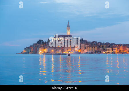 Küste von Rovinj, Istrien, Kroatien im Sonnenuntergang. Stockfoto