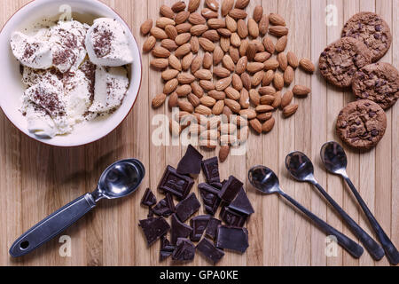 Süße Eis Wüste mit Nüssen und Schokolade Stockfoto