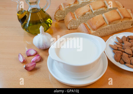 Ajoblanco und seinen Inhaltsstoffen. Malaga, Andalusien, Spanien. Stockfoto